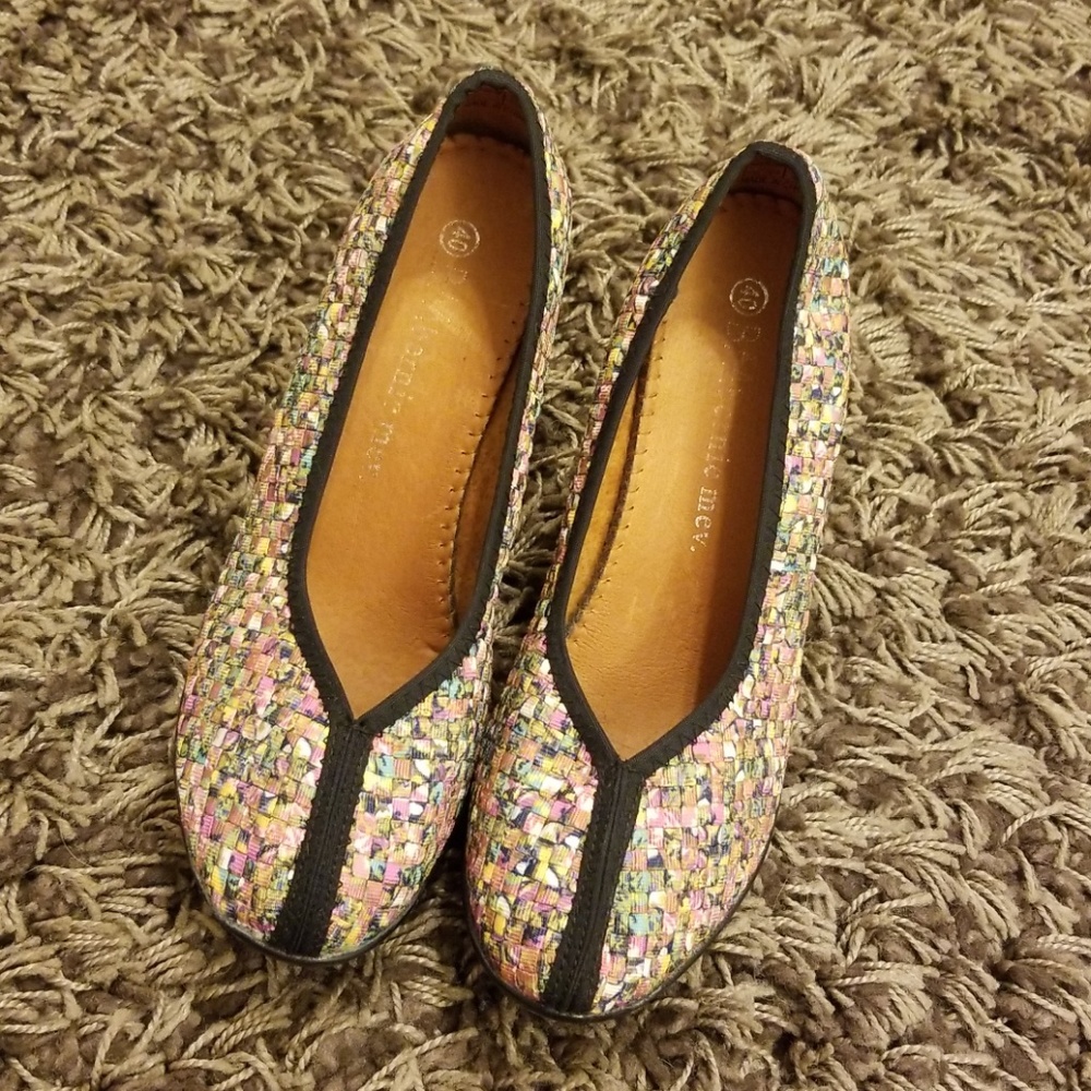 Bernie Mev. Pink/green floral heel NWOT